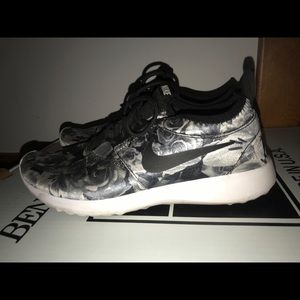 Black n white rose roshues